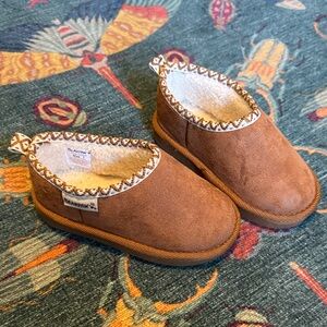 Bearpaw Kids Tan Suede Shoes sz 7